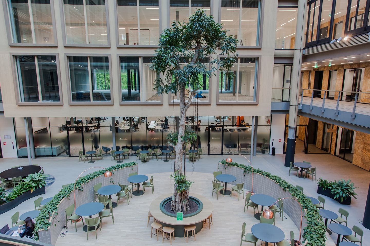 Bekijk foto 4 van Fred. Roeskestraat 100