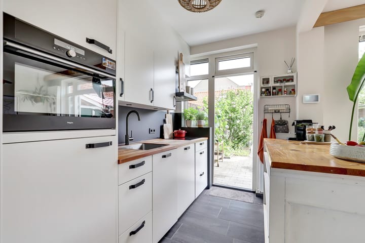 Photo 15 of Willemstraat 241