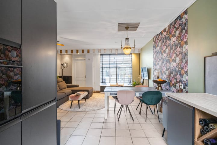 Photo 11 of Julianastraat 49