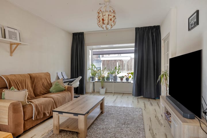 Photo 2 of Esdoornstraat 9