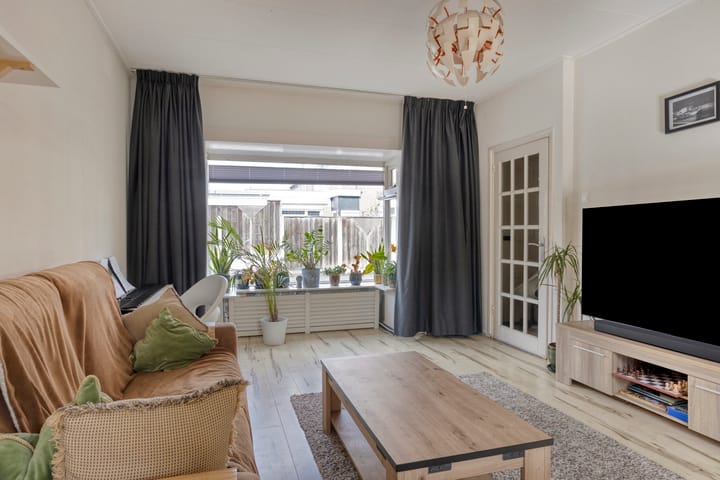 Photo 4 of Esdoornstraat 9