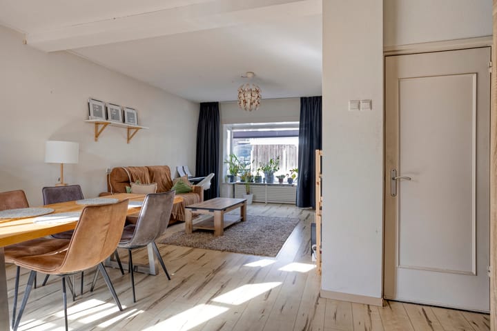 Photo 8 of Esdoornstraat 9