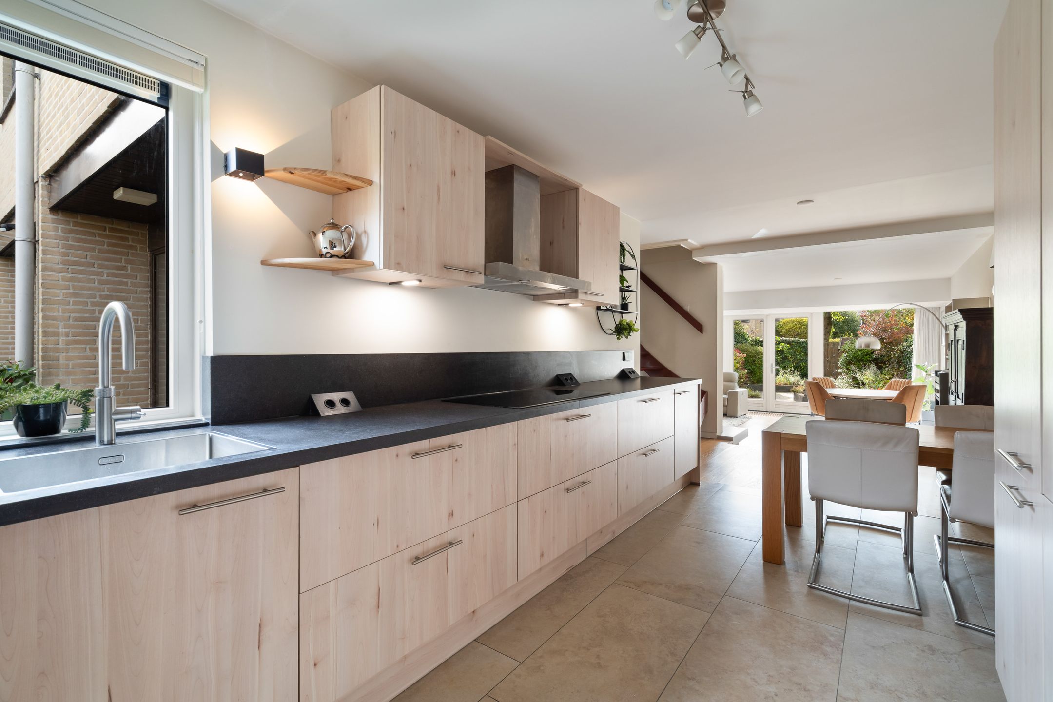 Foto 3 van Stokroos 28