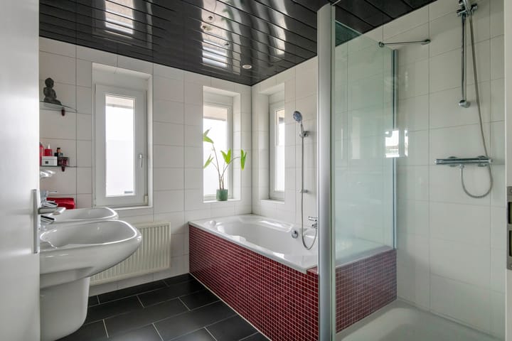 Photo 39 of Limesstraat 10