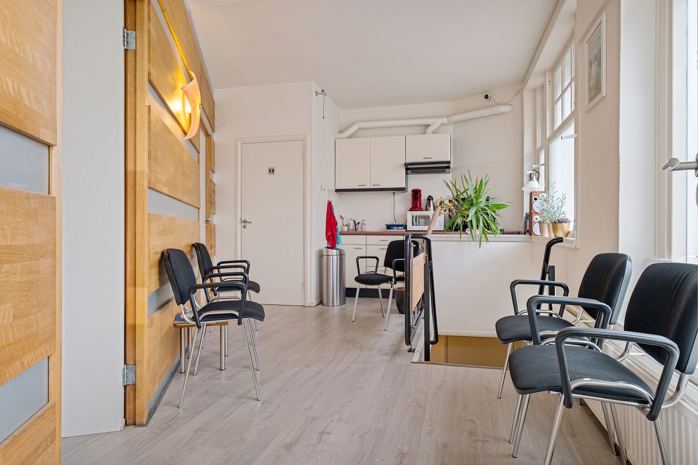 Bekijk foto 2 van Johannes van der Waalsstraat 39