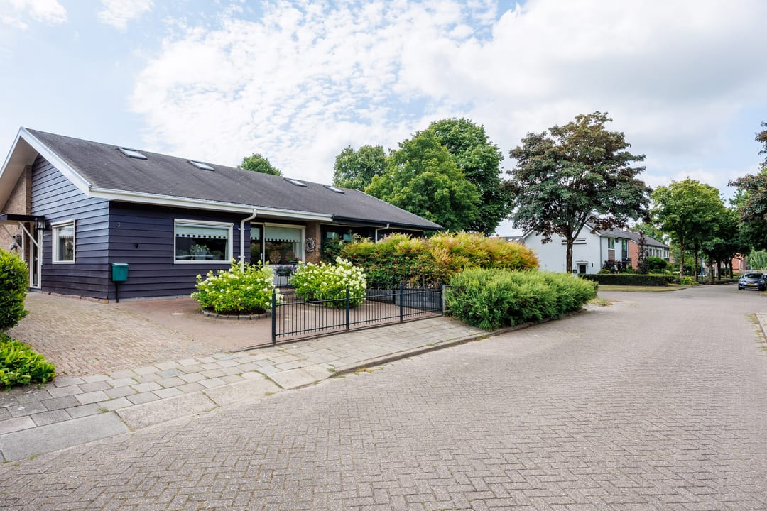 Foto 1 van Burg W E v Weedelaan 3