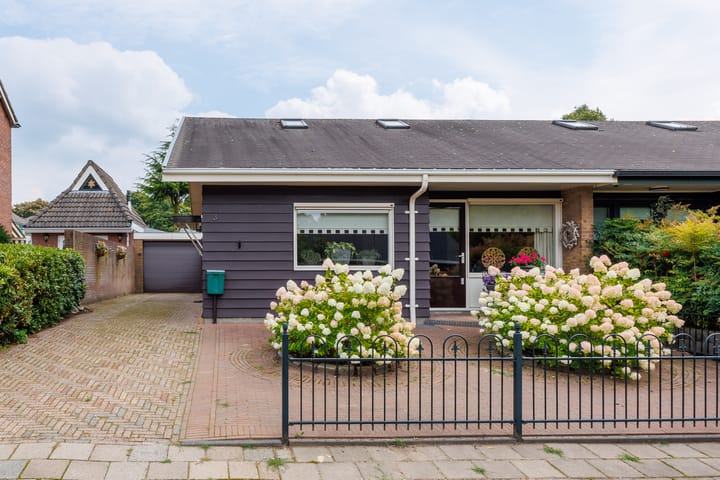 Foto 2 van Burg W E v Weedelaan 3