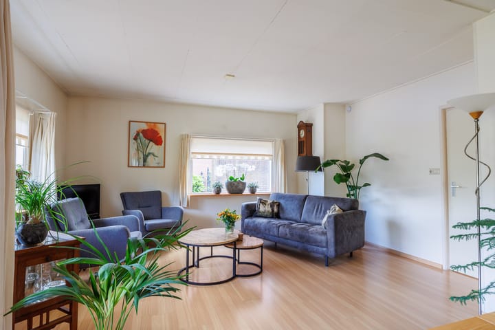 Foto 3 van Burg W E v Weedelaan 3