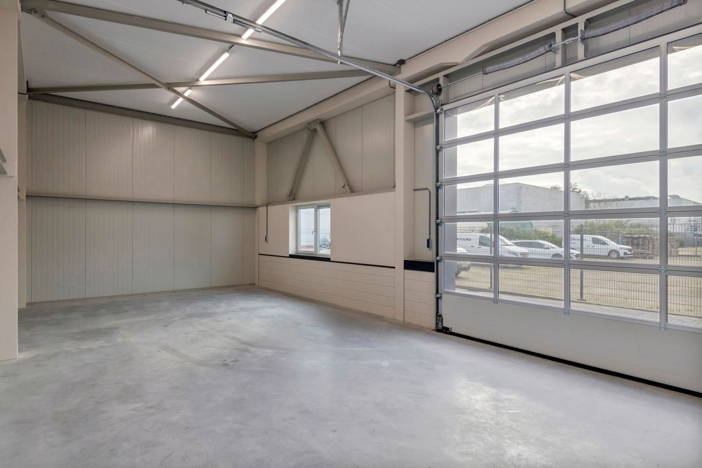 View photo 2 of Bleek 8