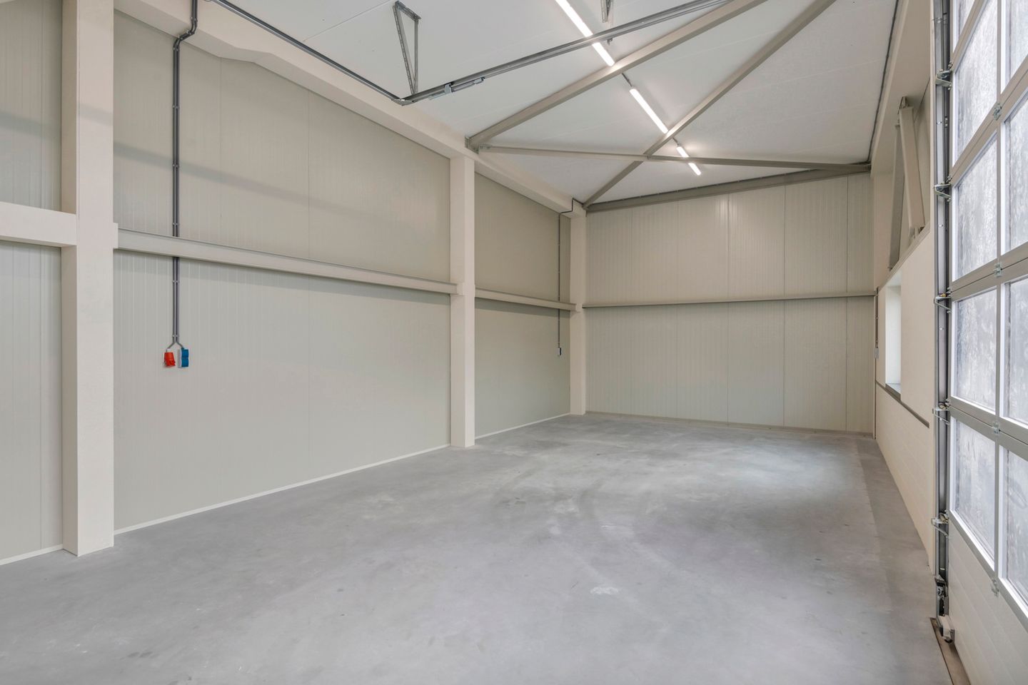 View photo 3 of Bleek 8