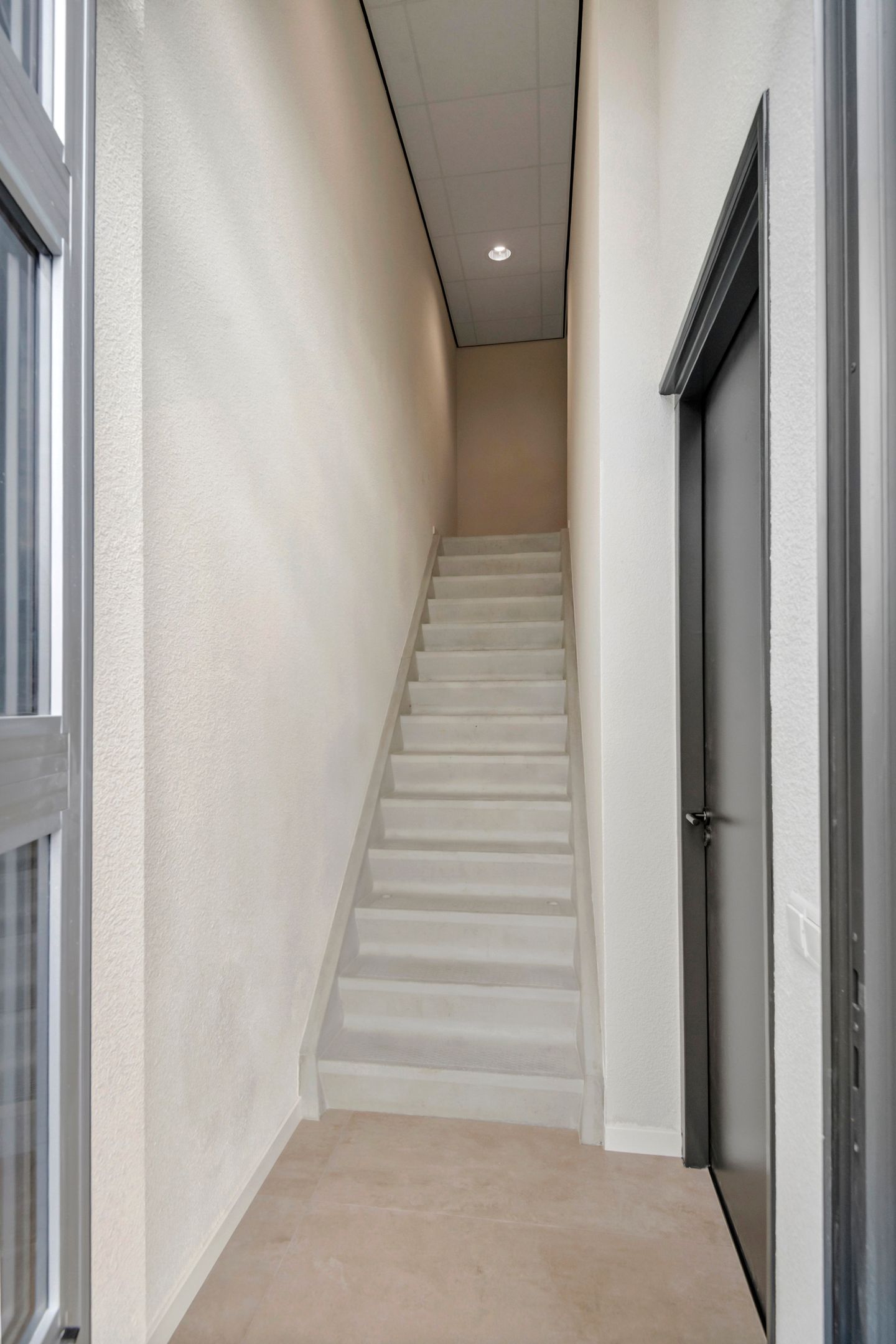 View photo 4 of Bleek 8