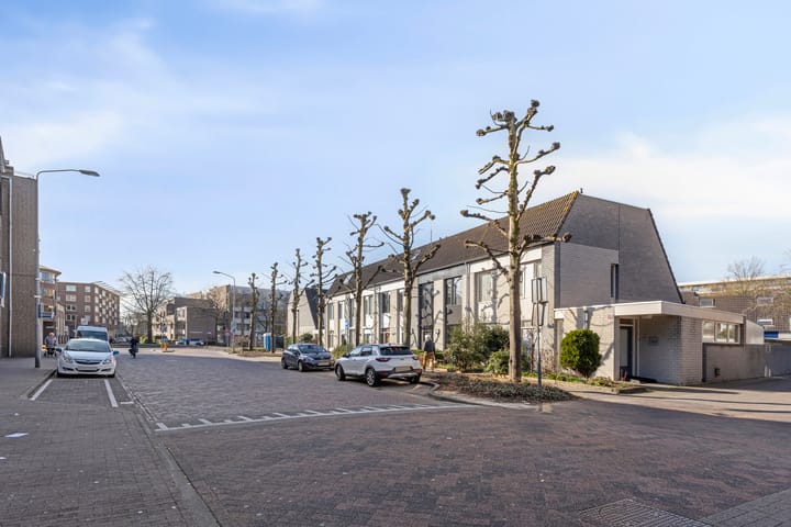 Photo 40 of Julianastraat 13