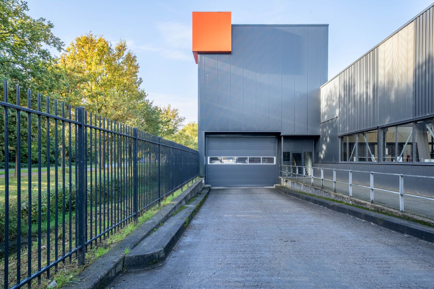 Bekijk foto 2 van Newtonweg 1