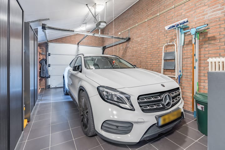 Photo 31 of van Limburg Stirumstraat 4