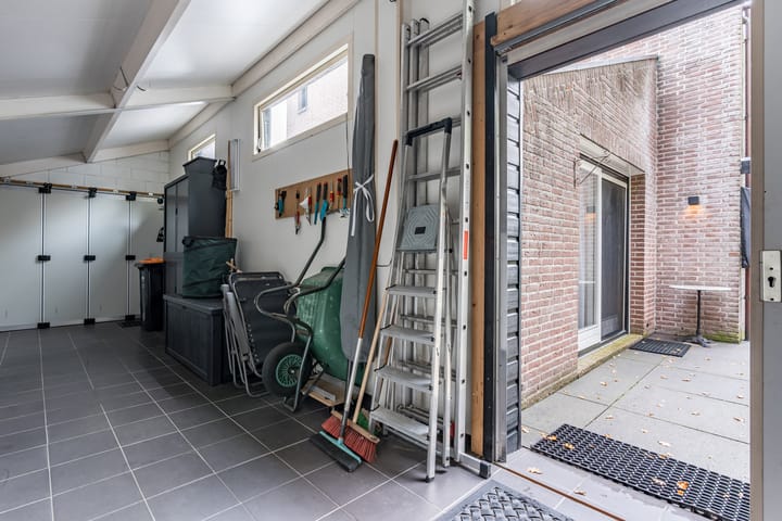 Photo 32 of van Limburg Stirumstraat 4