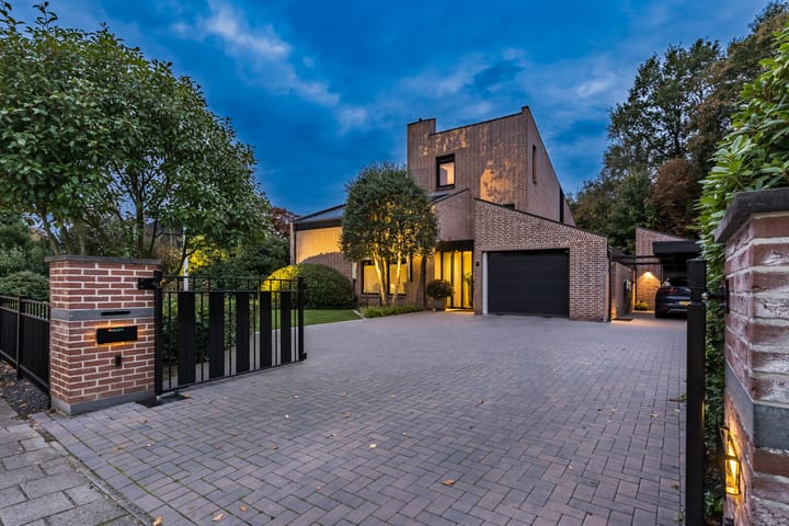 Photo 37 of van Limburg Stirumstraat 4