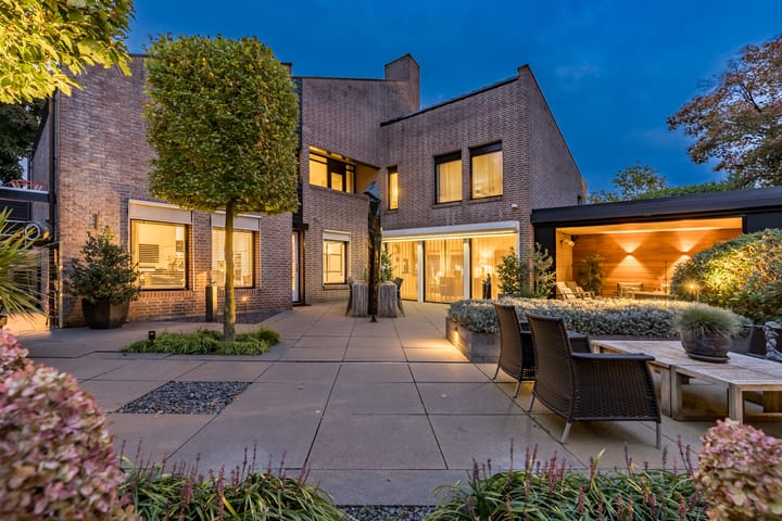 Photo 39 of van Limburg Stirumstraat 4