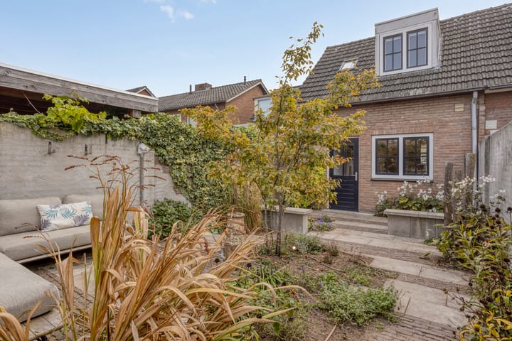 Photo 33 of Teugenaarsstraat 56