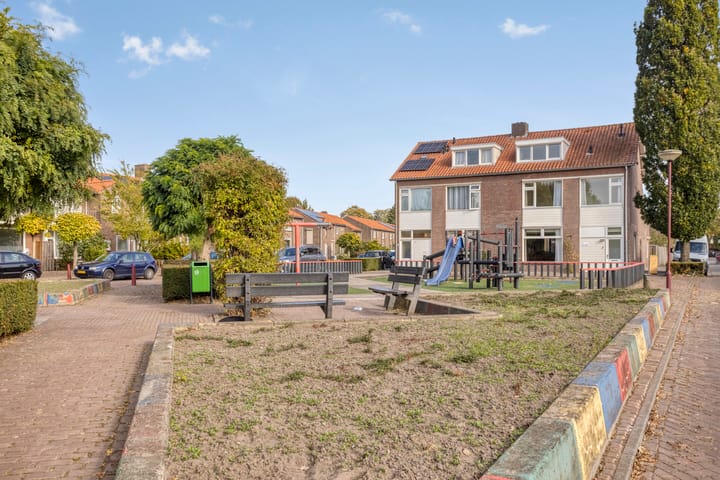 Photo 38 of Teugenaarsstraat 56