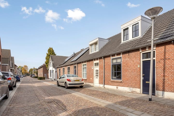 Photo 40 of Teugenaarsstraat 56