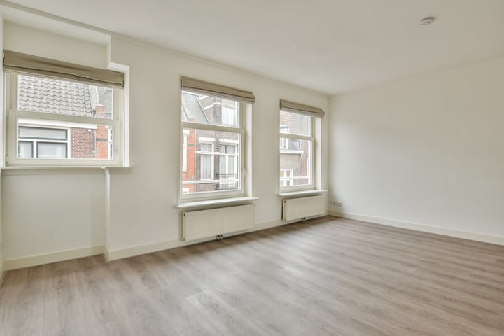 Photo 4 of Leidsekruisstraat 22-3