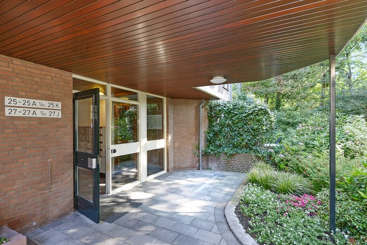 Photo 2 of Johan van Oldenbarneveltlaan 27-H