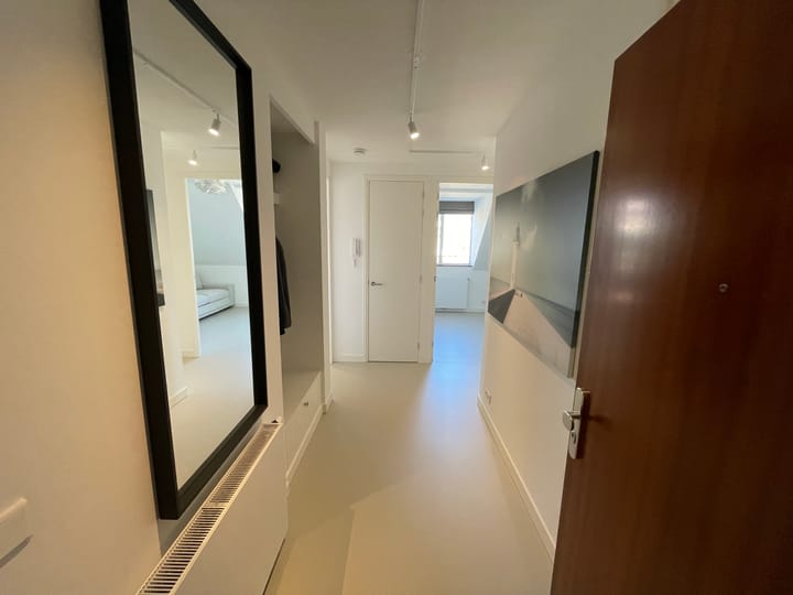 Photo 3 of Johan van Oldenbarneveltlaan 27-H