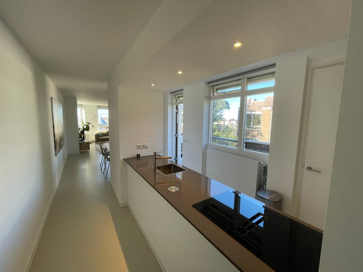 Photo 4 of Johan van Oldenbarneveltlaan 27-H