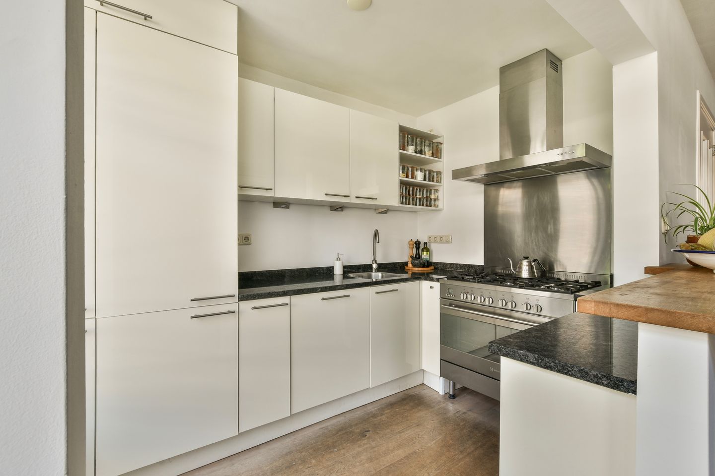 Photo 10 of Domselaerstraat 15-2