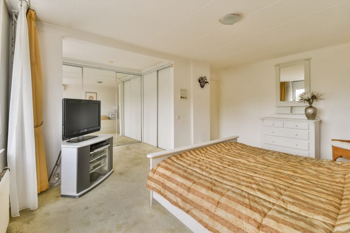 Photo 15 of Nieuwerkerkerstraat 12