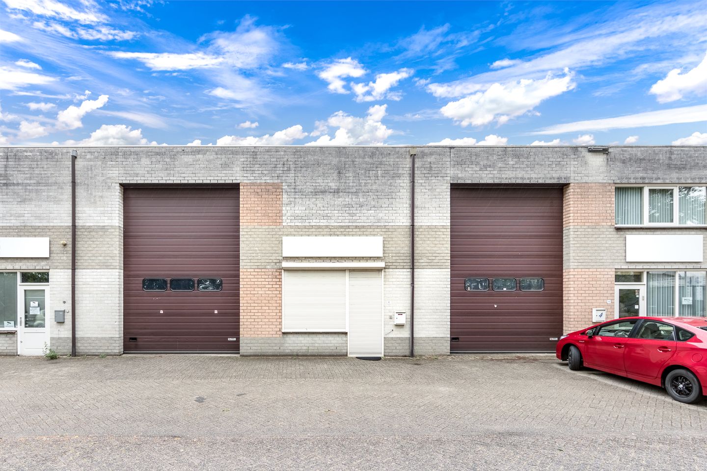 View photo 2 of Ambachtsweg 8