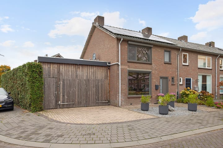 Foto 1 van Adalbertstraat 1