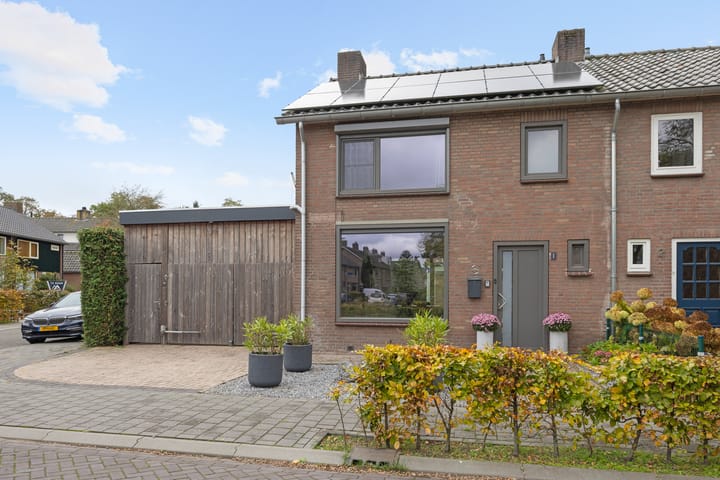 Photo 3 of Adalbertstraat 1