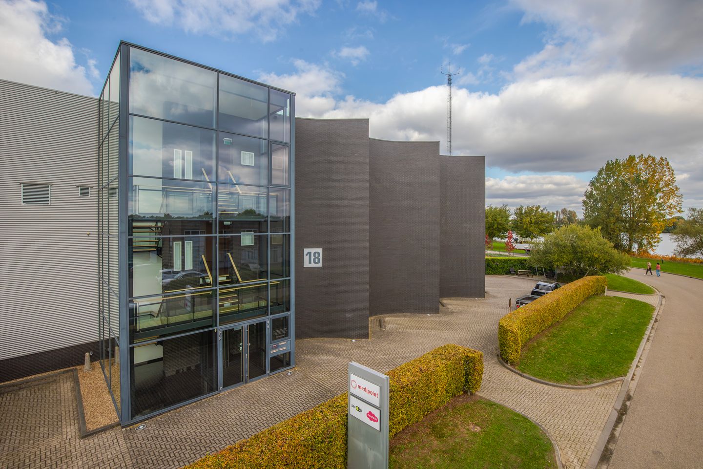 View photo 3 of Newtonweg 18