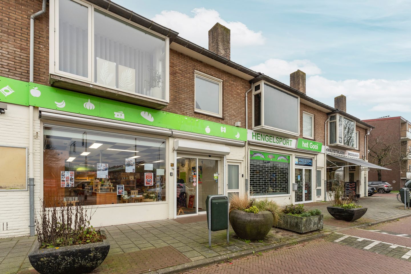 Bekijk foto 2 van Burgemeester Jur. Visserlaan 4