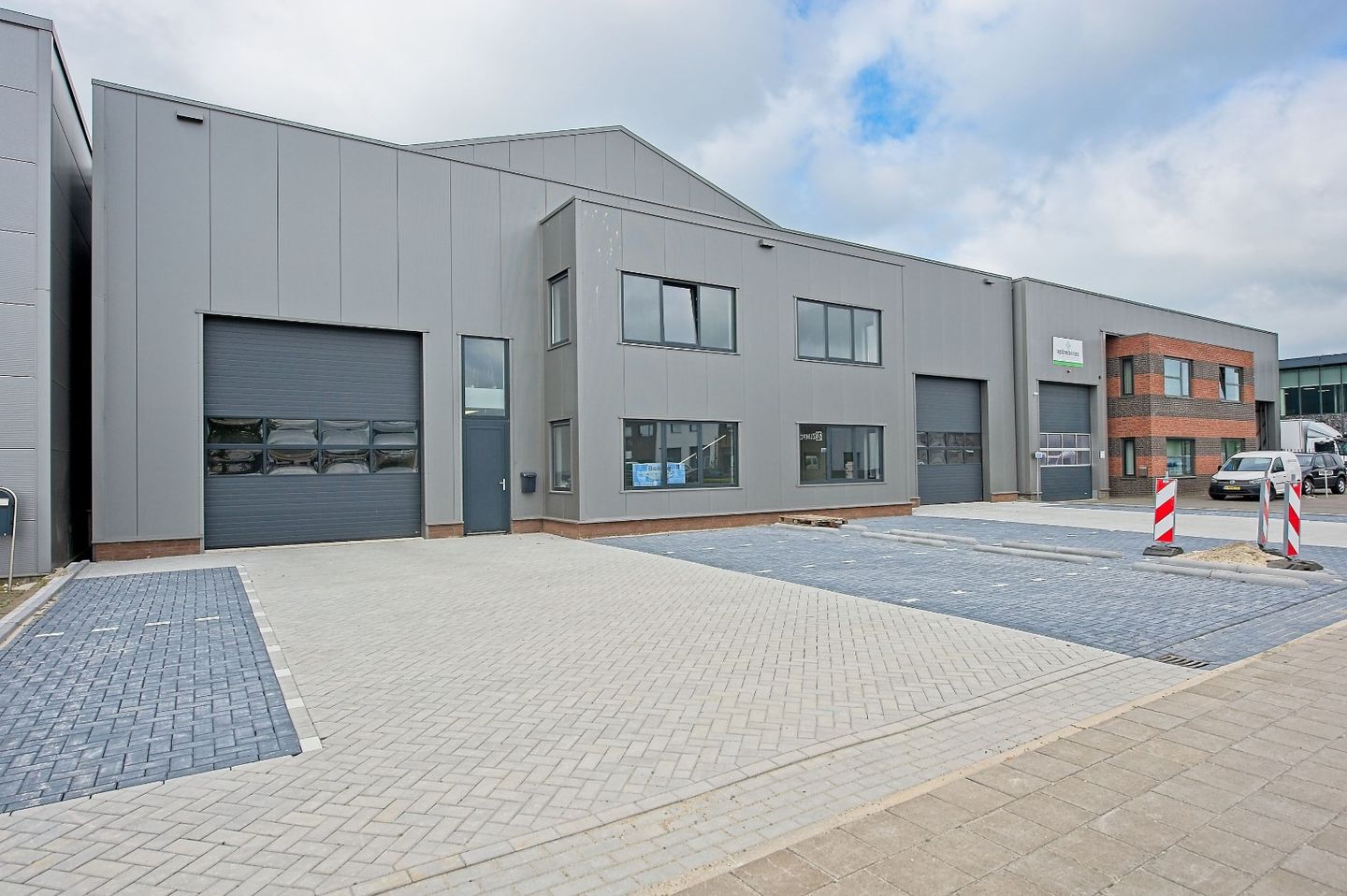 View photo 4 of Valeton 11