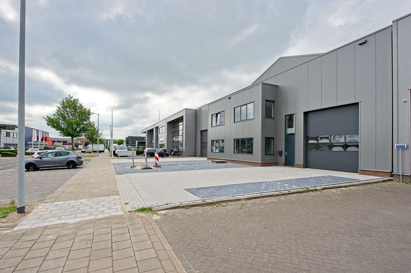 View photo 5 of Valeton 11