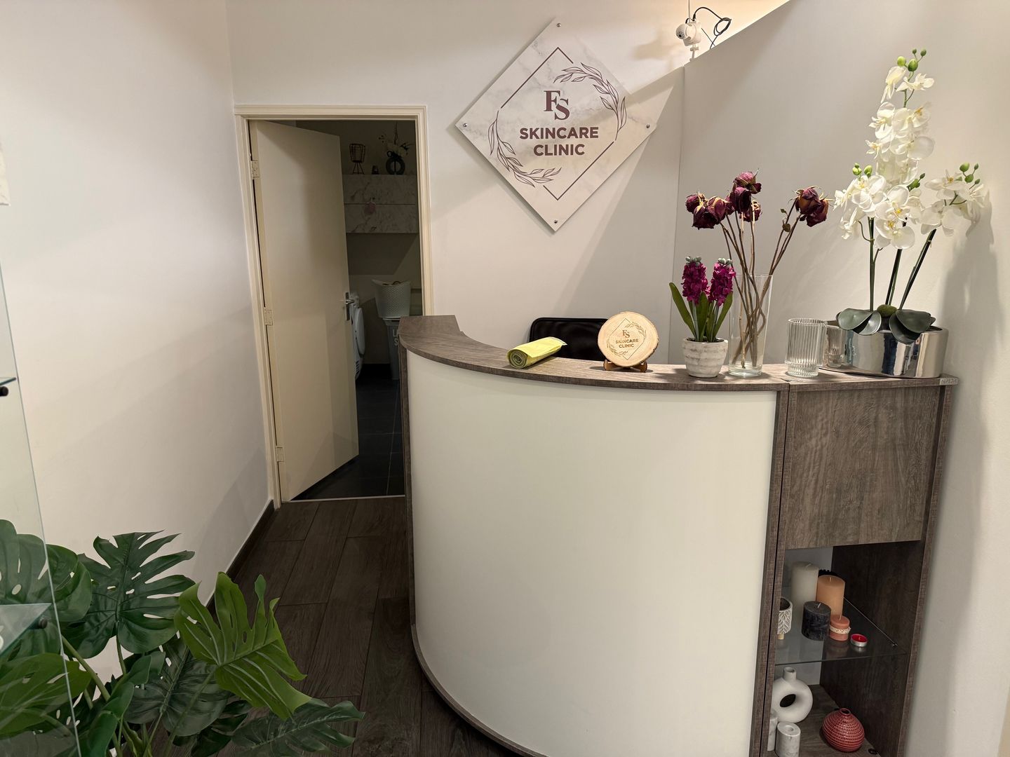 View photo 2 of Markt 24