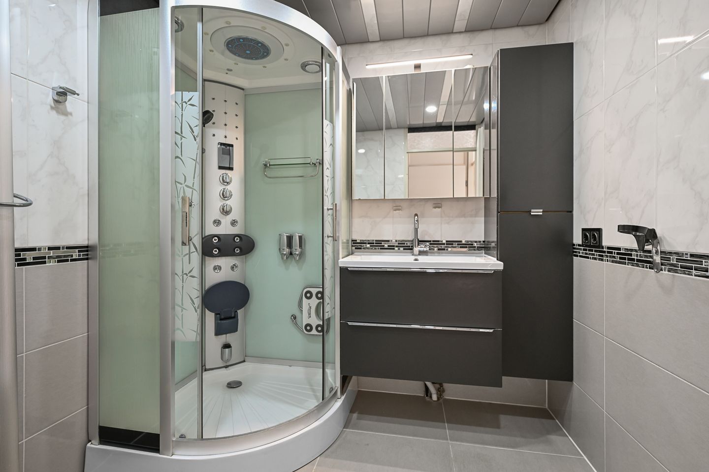 Photo 19 of Knokkestraat 11