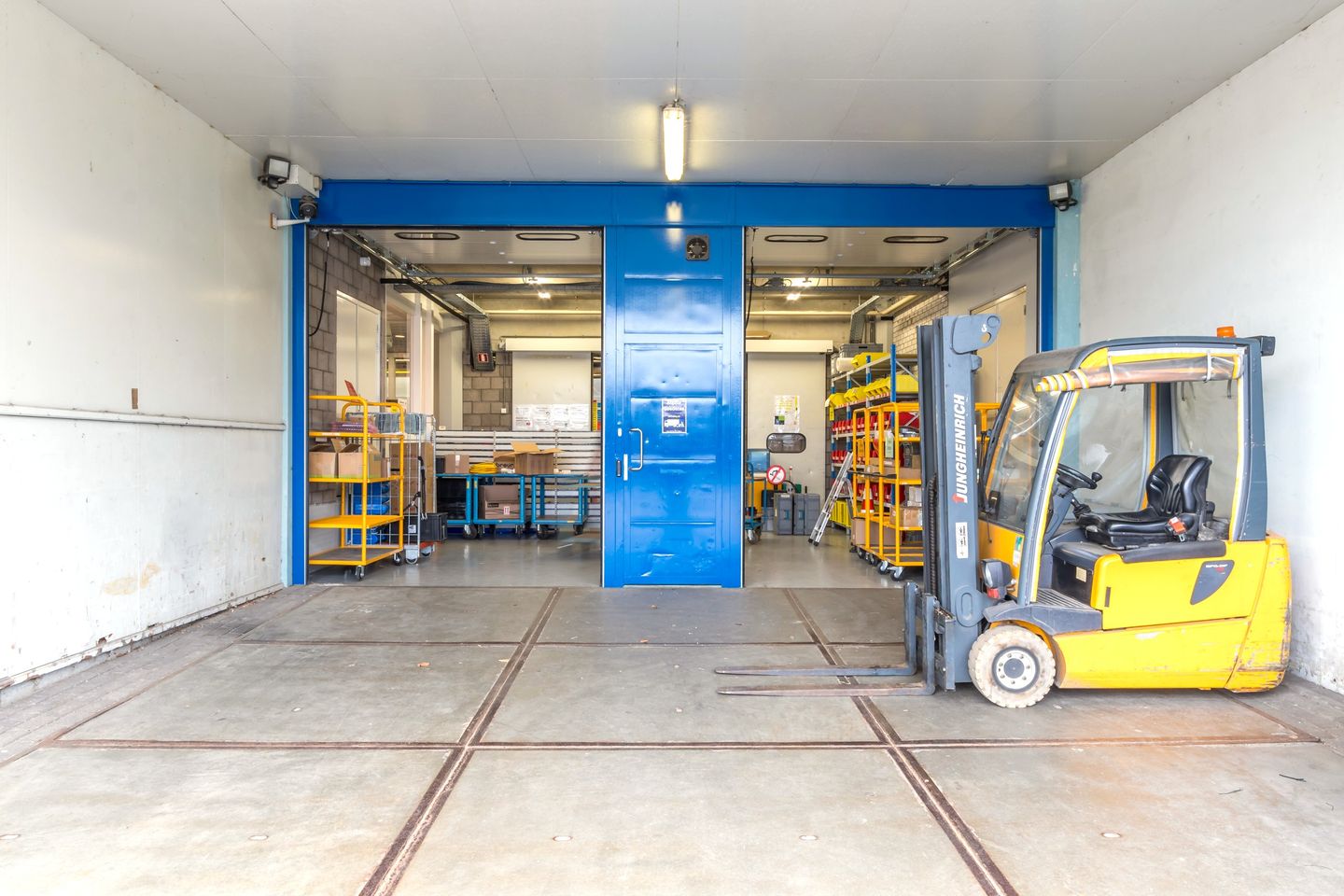 Bekijk foto 2 van Conradweg 20