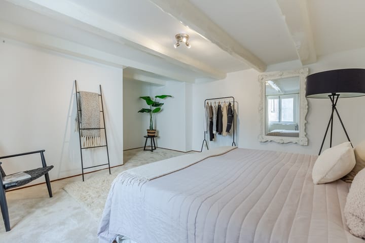 Photo 33 of Oudezijds Voorburgwal 84