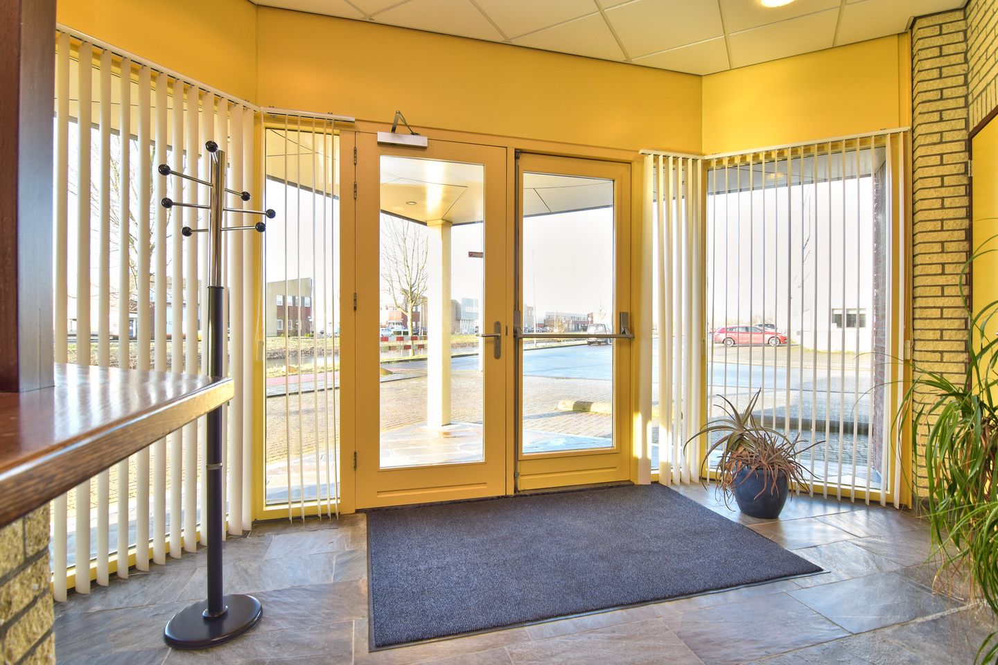 View photo 2 of Signaal 70