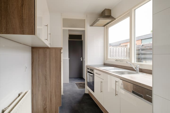 Photo 10 of Tjibbe Knolstraat 46