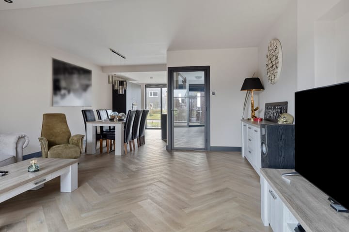 Foto 10 van John Bardeenstraat 8