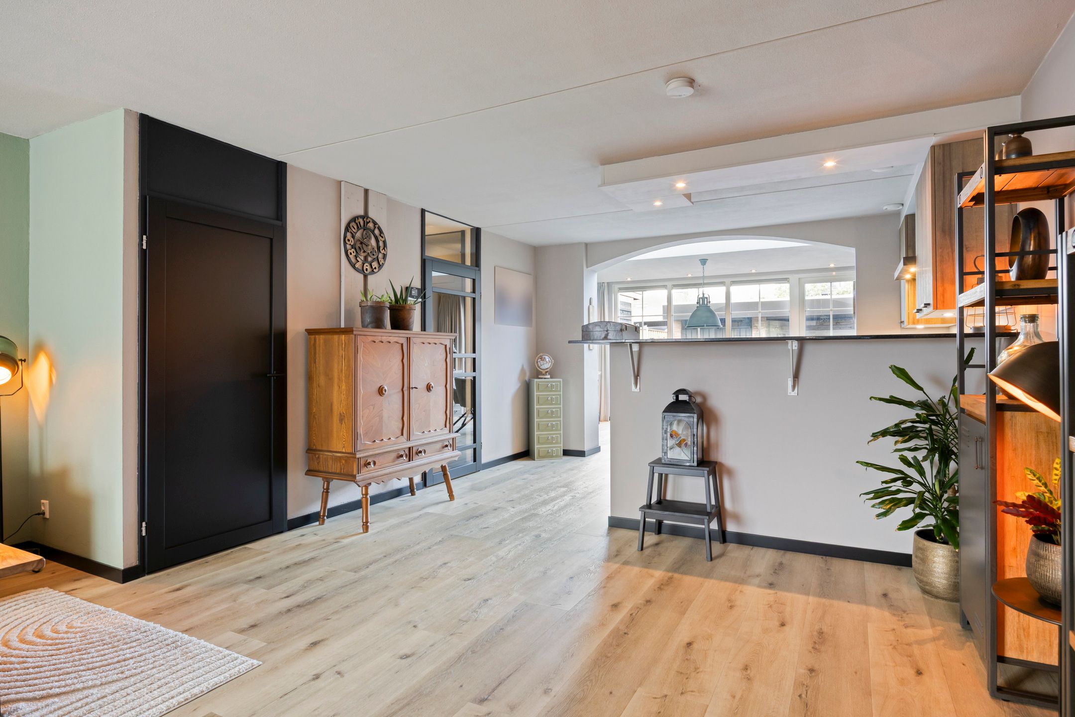 Photo 9 of Gelaarsde Kat 48