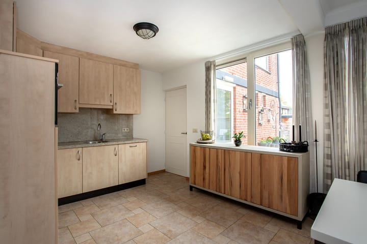 Photo 9 of Dokter Rauppstraat 1-A