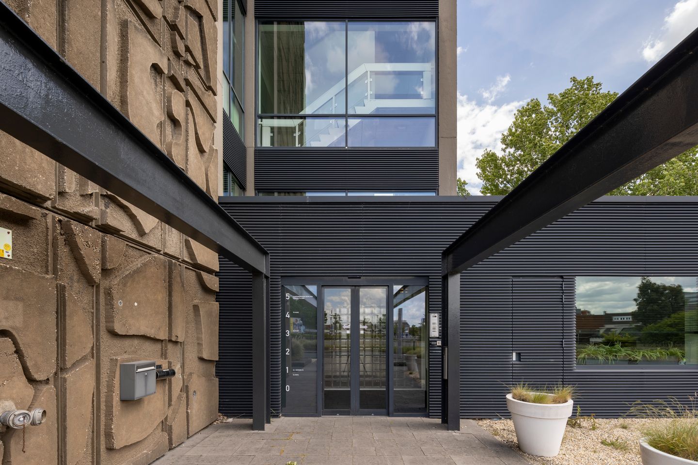 Bekijk foto 3 van Duurswoldlaan 2