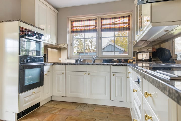 Photo 11 of Peuscher 4