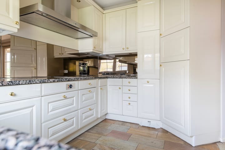 Photo 12 of Peuscher 4