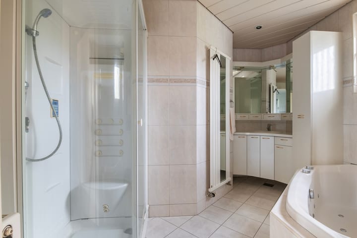 Photo 23 of Peuscher 4